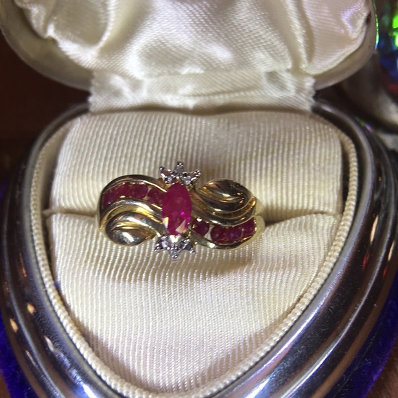10k gold Ruby Diamond ring Beauty! - Picture 7 of 9